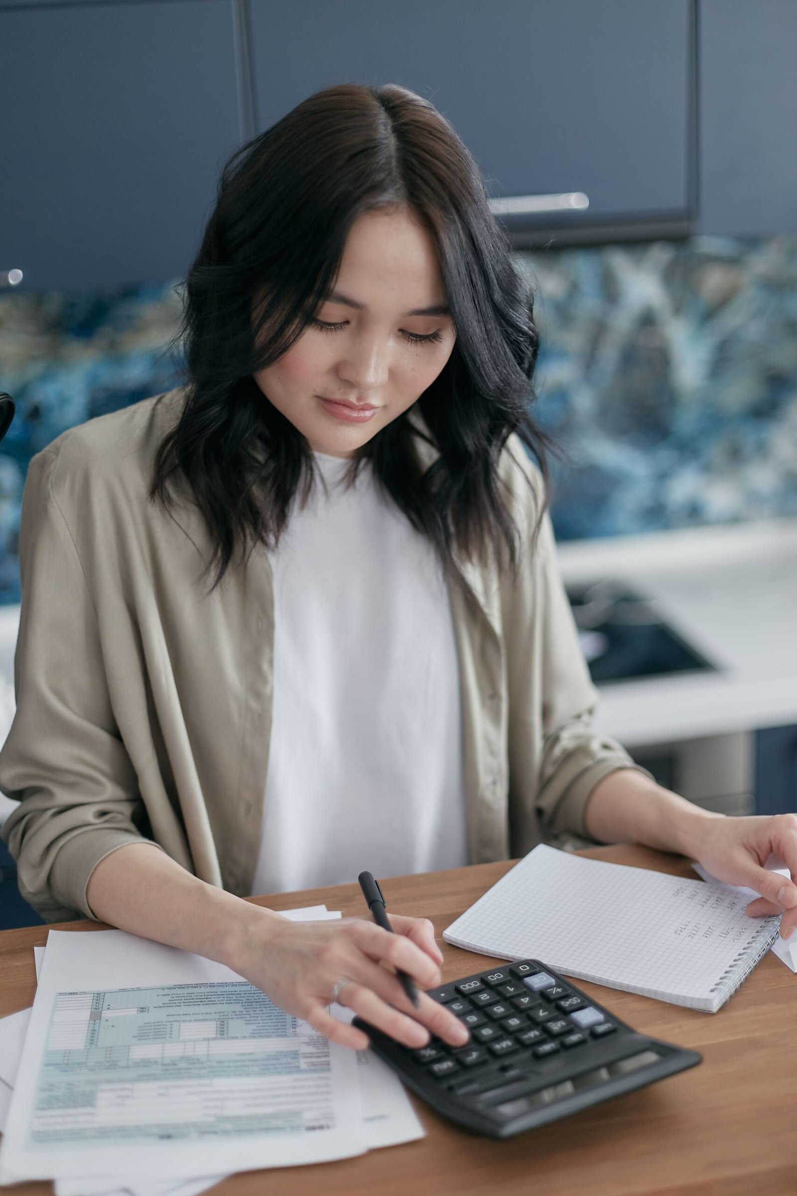 Using a personal finance app to track a monthly budget