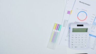 The 50/30/20 budget rule applied to monthly income planning