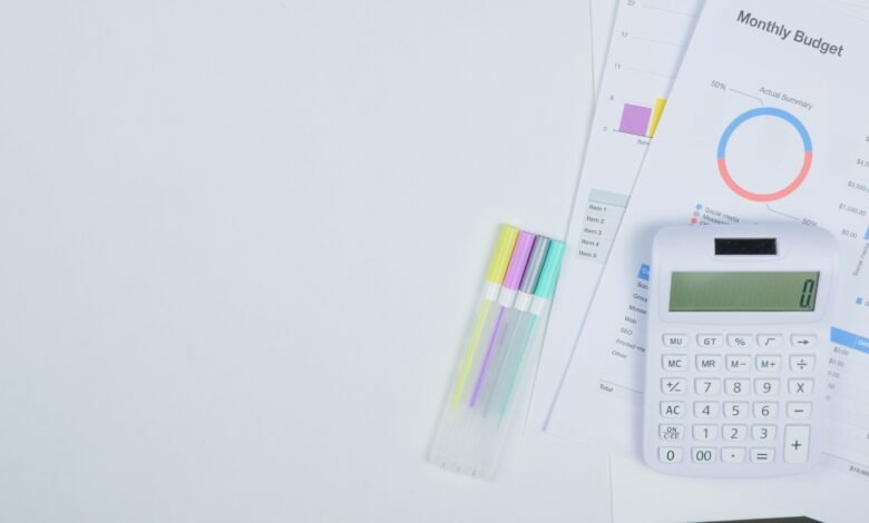 The 50/30/20 budget rule applied to monthly income planning